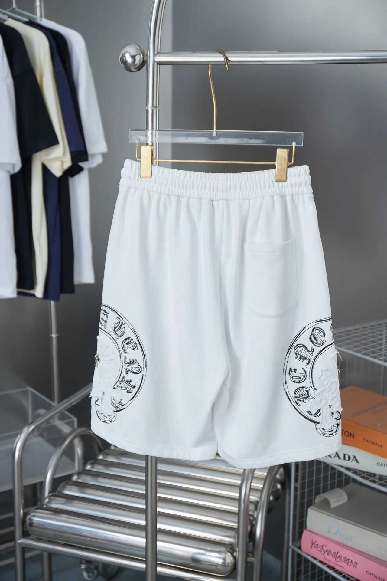 🅿️230 Ch*ome Hearte 2025ss new shorts with contrasting color thread embroidery shorts. Light luxury. A must-have item for daily commuting for men and women. Correct version. Comparisons are welcome. Detailed features · Made of 380g pure cotton health cloth fabric. · Imported Tajima machine embroidery. Honbu patchwork with contrasting color thread. Loose waistband · Double-needle cross-stitching process · Original main mark, washed tag, moisture-proof paper packaging Color: Black/White Size: S M L XL